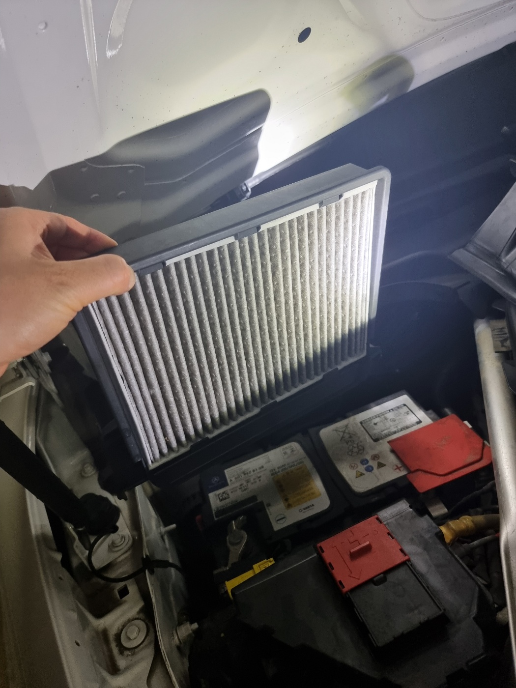 E클래스 외부 에어컨공기필터 교체중인 사진