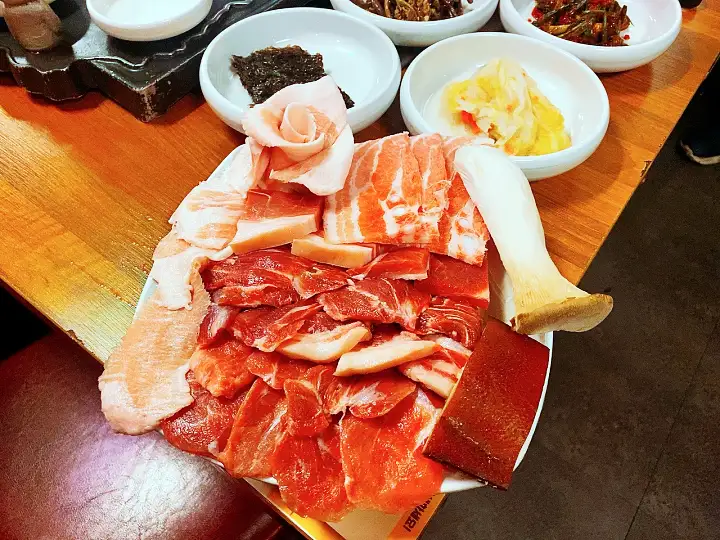 줄서는식당 강남 압구정 고기집 맛집 홍수현 제주 흑돼지 냉삼 꽃치마살 관자 구이 순두부찌개 비빔칼제비 권율 추천 48회 소개