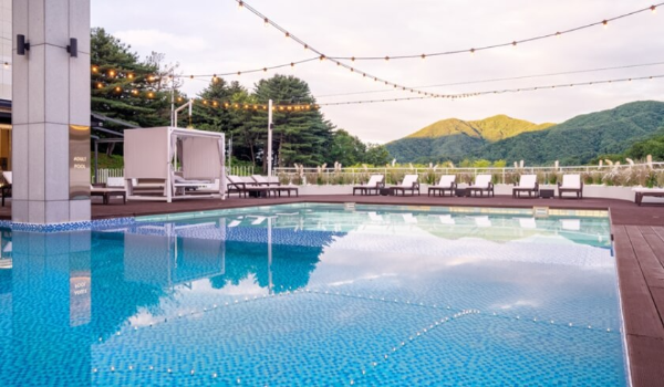 나는솔로 26기 촬영지 숙소 가평 오버더마운틴 수영장 풍경