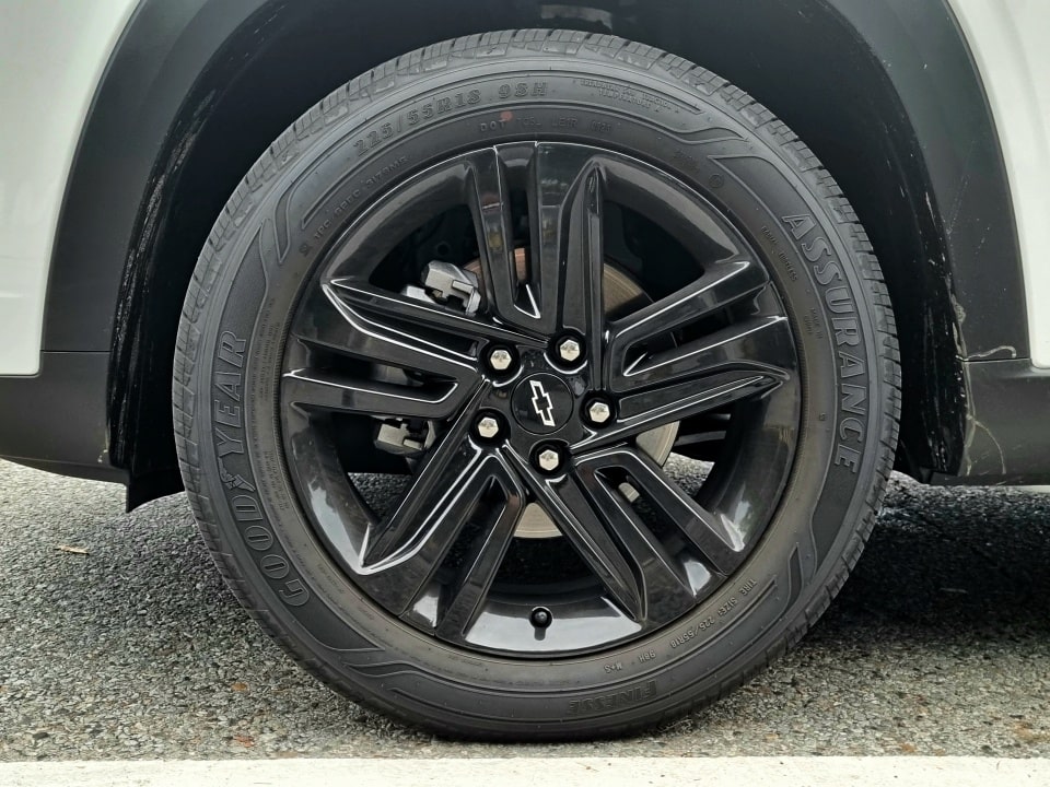 트랙스 크로스오버의 18인치 바퀴를 확대한 모습입니다.