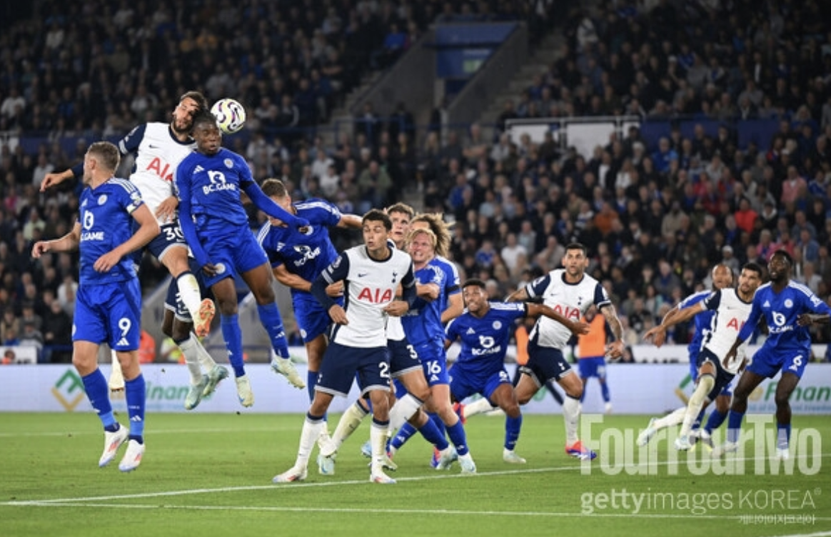 2024-25시즌 토트넘vs레스턴시티 경기 중 머리 충돌 후 8분여간 의식을 잃었던 벤탄쿠르 (사진출처.게티이미지코리아)