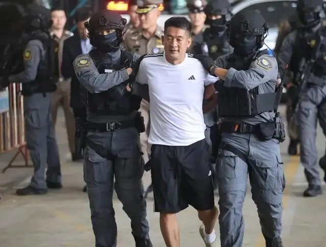 🎯 239개 불법 도박 사이트 운영… ‘도박 황제’ 사자지앙, 태국서 중국으로 강제 송환