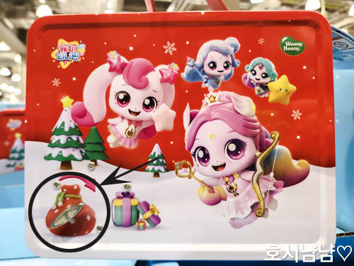 캐치니핑 크리스마스 오르골 틴케이스 뚜껑. 산타 모자를 쓴 캐치니핑 캐릭터들이 그려져 있다.