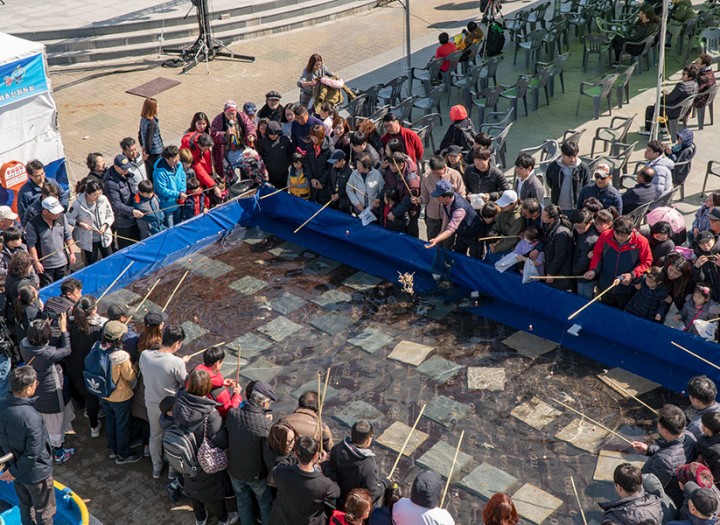 쭈꾸미 낚시 체험장에서 어린이들과 가족이 함께하는 모습