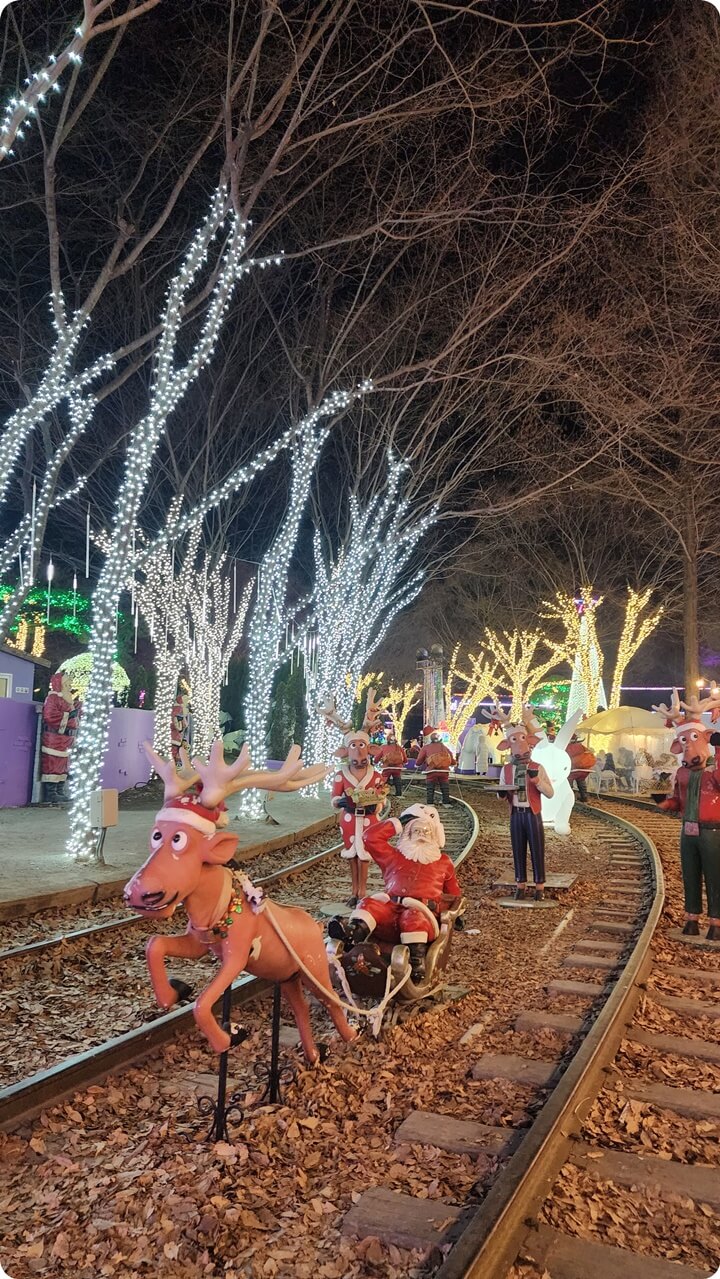 철도길에서 눈 썰매을 타고 있는 산타