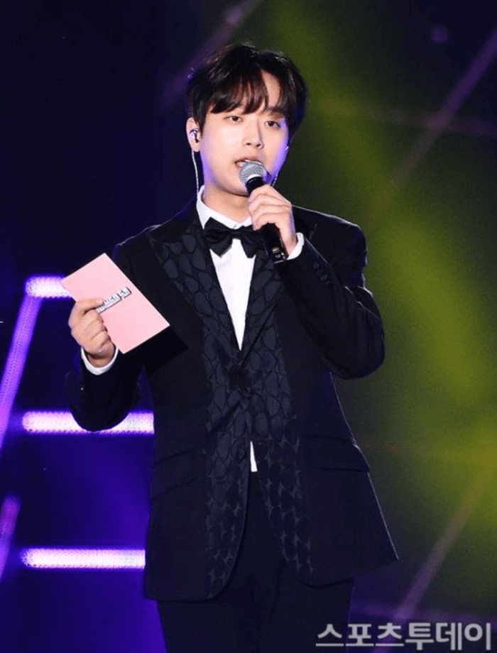 가수 이찬원 MC보는 모습