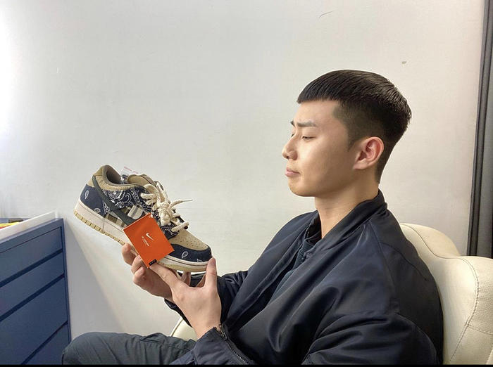 박서준 운동화 트래비스 스캇 X 나이키 덩크 SB2