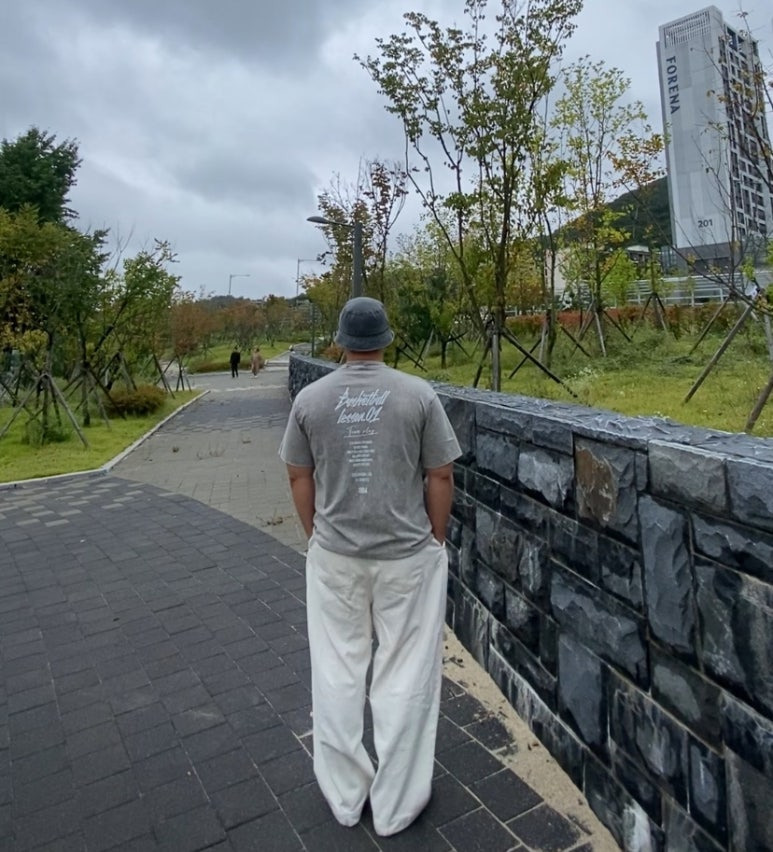 데일리룩('25. 10. 7.)루오에스펙 오버핏 워싱 라인 버킷햇, 크림소다랩 스톤워싱 피그먼트 쿼터 그레이화이트 티셔츠, 무신사스탠다드 무신사 데님와이드 벌룬팬츠, 반스 체커보드