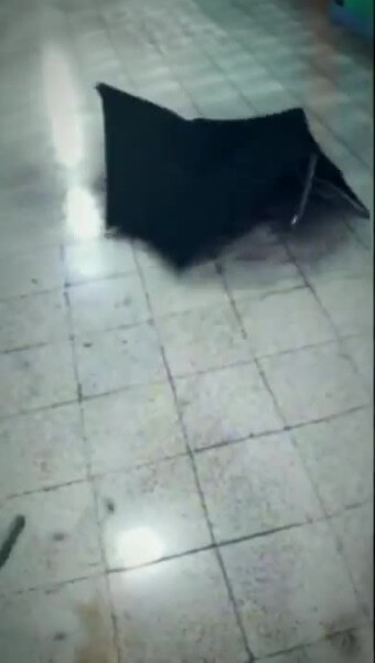 길바닥에-검정색-우산이-찢겨져-나뒹구는-모습