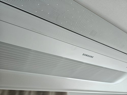 천정에 설치된 에어컨