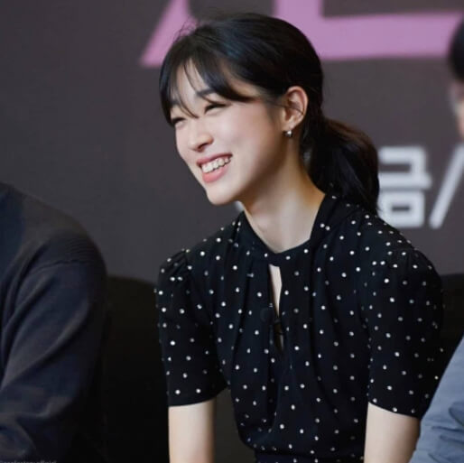 머리를묶은여성의모습