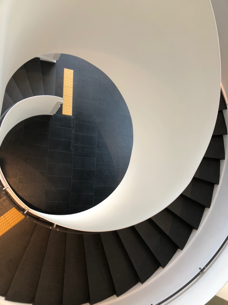 미래에셋-건물-로비-나선형-계단