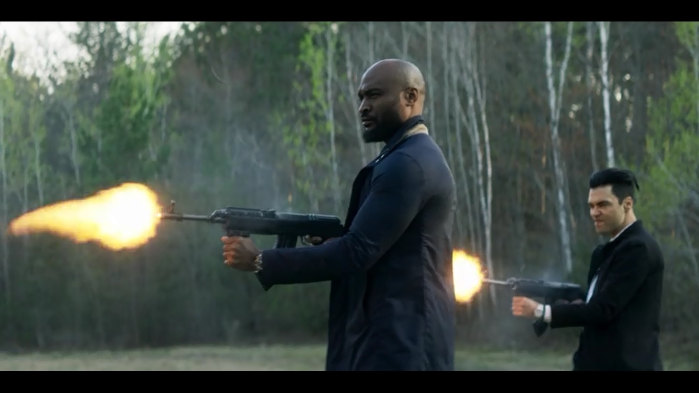 배드_블러드_Bad_Blood_기관총_지아니_팔콘