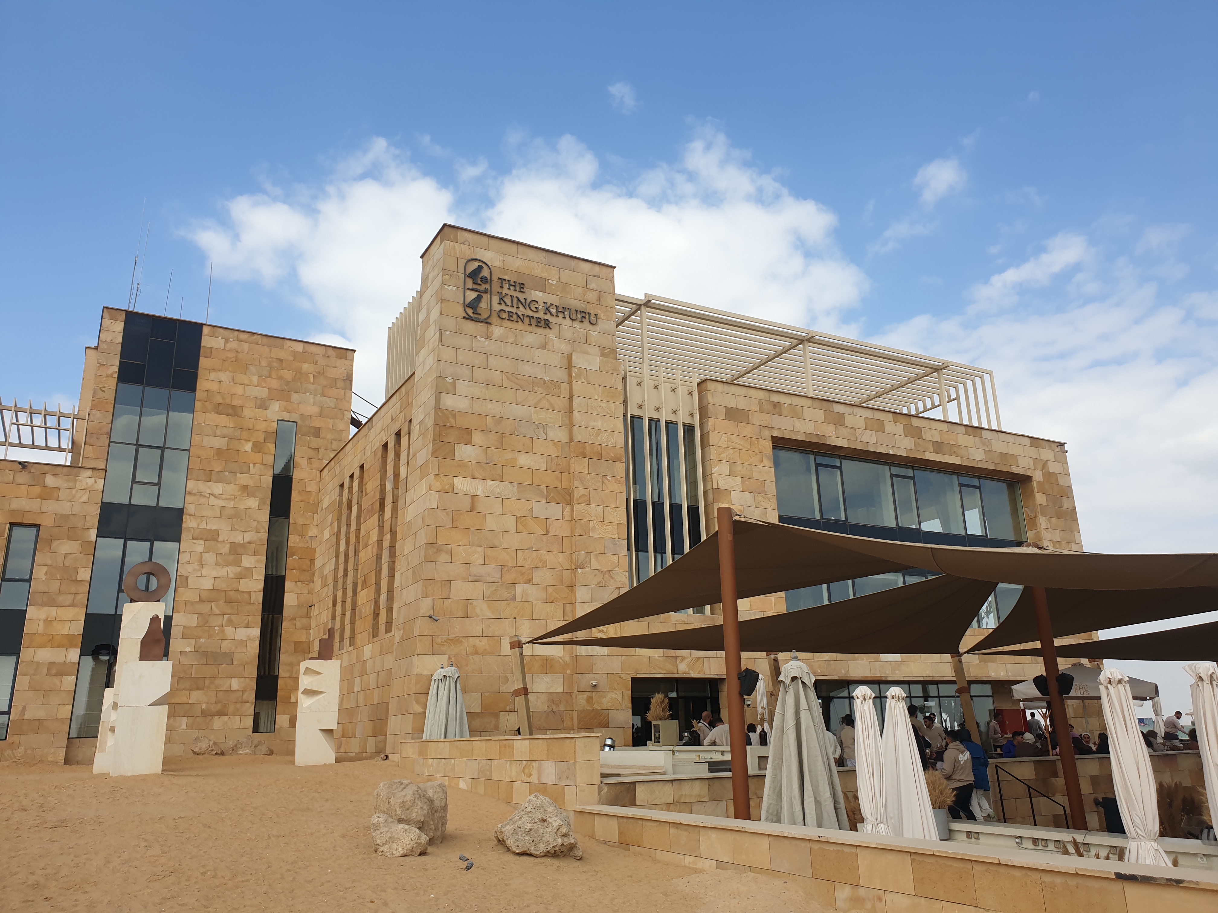 피라미드 앞에 식당