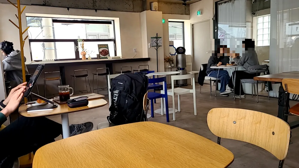 상도역-카페레인보우내부-노트북-작업중인-사람들