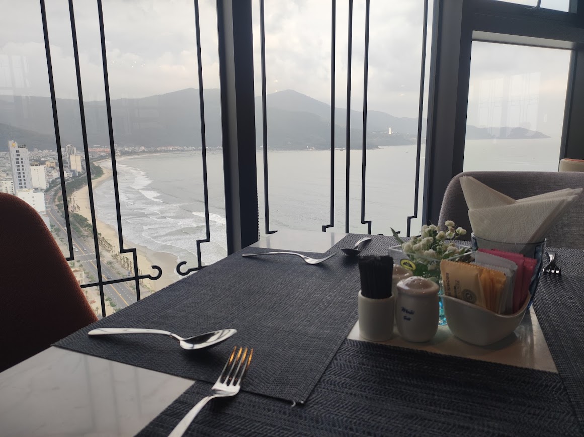 다낭 페닌슐라 호텔 28층 조식당 뷰