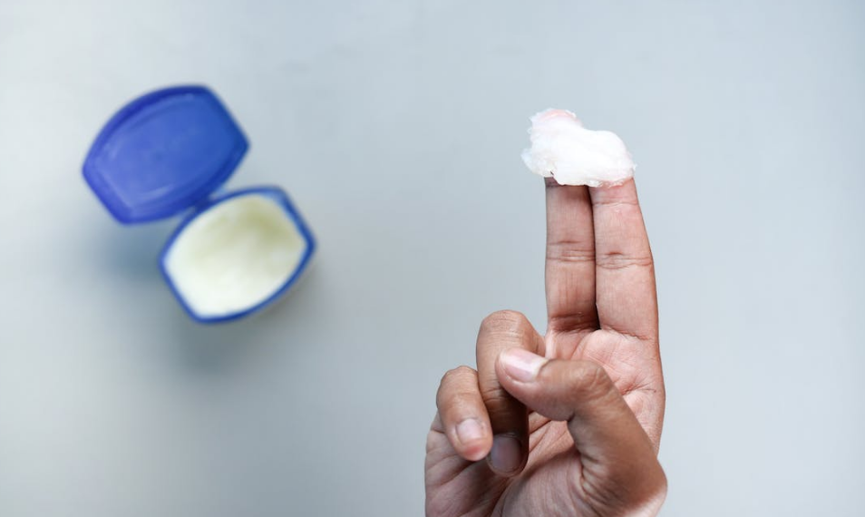 바셀린은 석유에서 추출한 미네랄 오일의 부산물 중 하나로, 그 특유의 점성과 보습 효과로 널리 알려져 있다