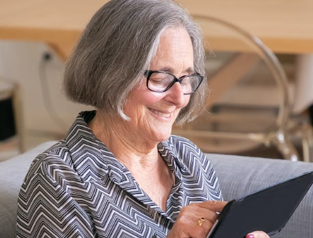 연금을 보고 즐거워하는 노인