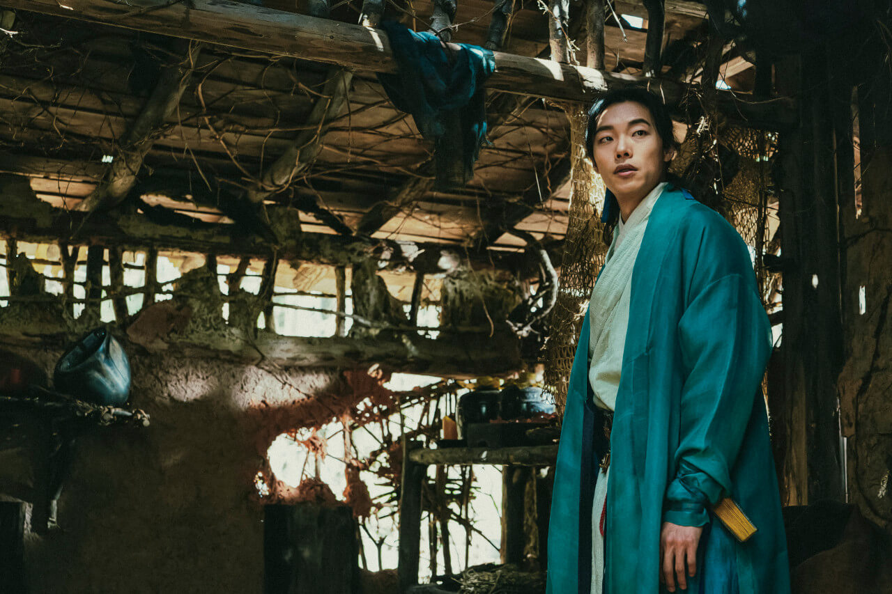 영화 외계인 2부 주인공 얼치기 도사 무륵의 고려시대 모습