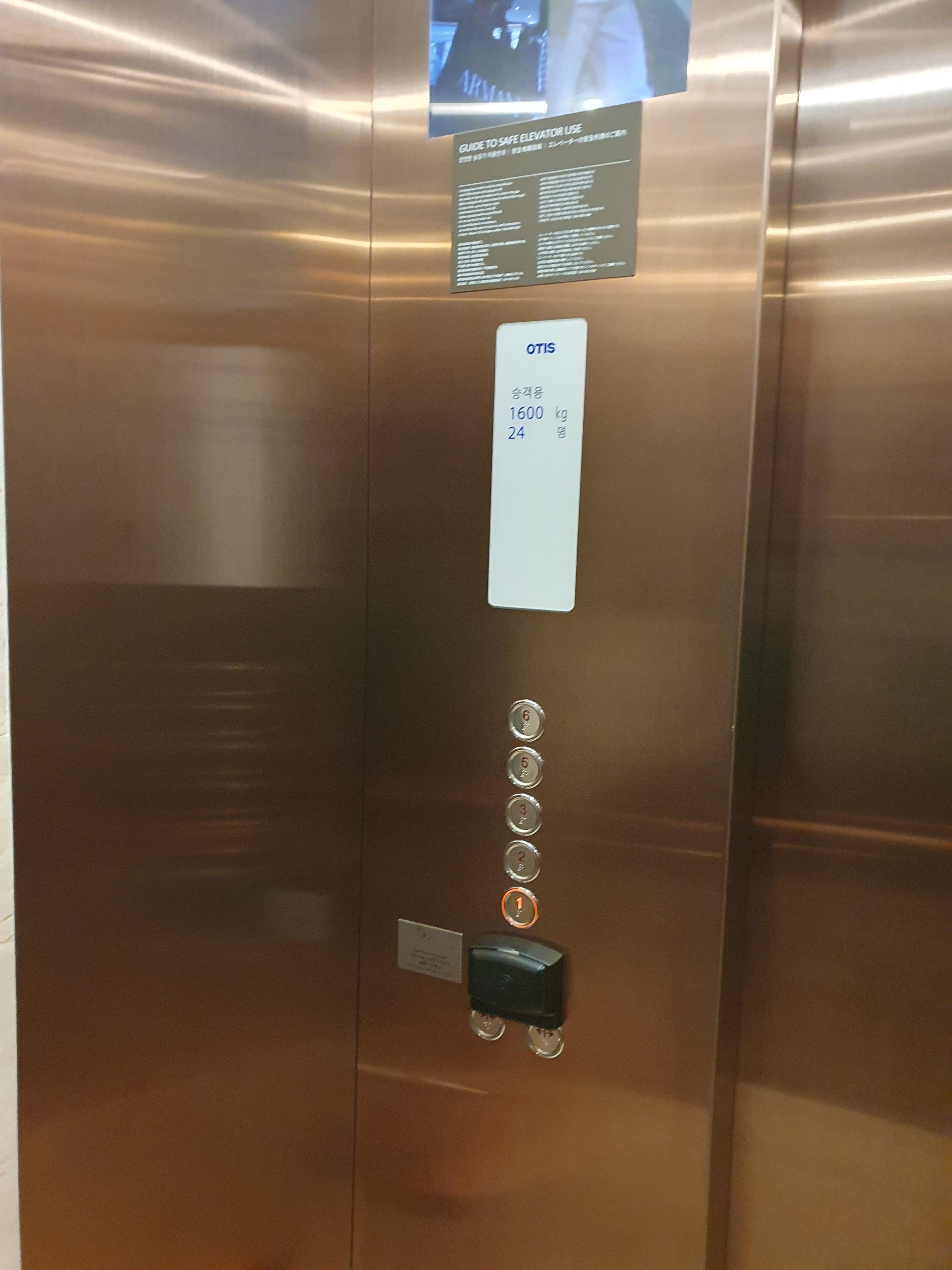 제주 신화월드 메리어트관 객실 엘리베이터 이용시 객실카드가 있어야 층수 버튼이 눌림