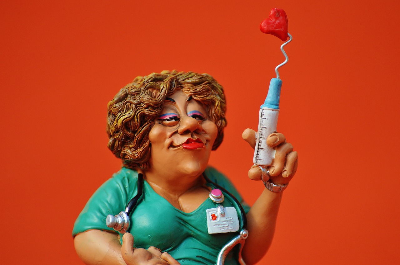 주사기 들고 있는 간호사 피규어