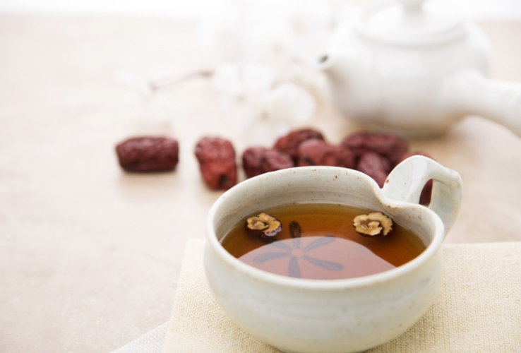 대추와 대추차가 찻잔에 담겨있다.