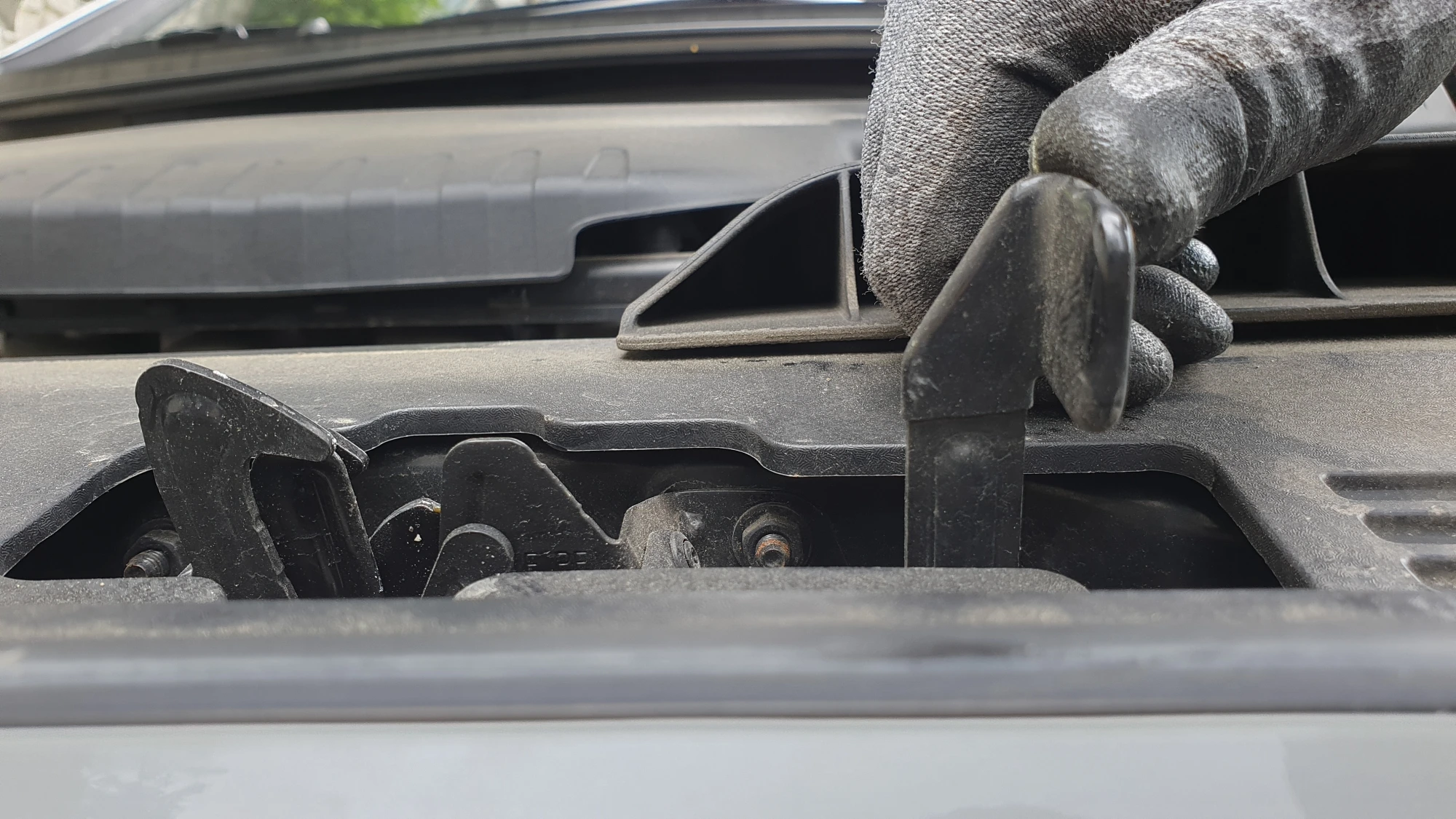 소나타 본넷 안전장치 해제 모습