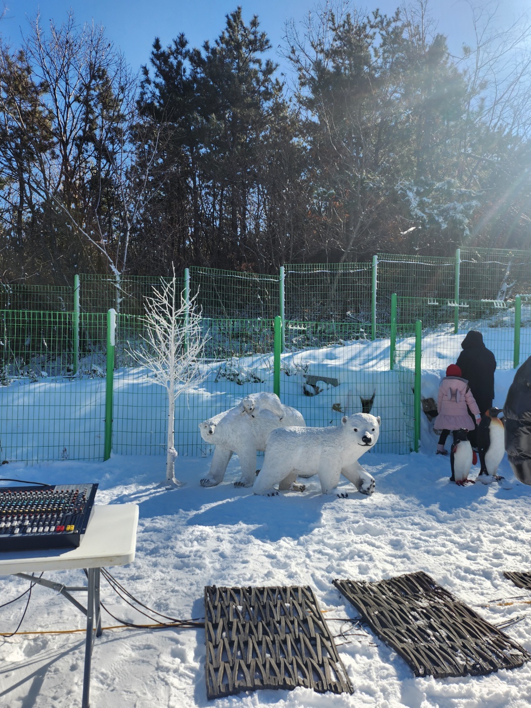 스노우-썰핑-축제-북극곰-조각상