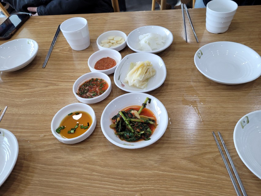 동해막국수 기본 반찬 구성