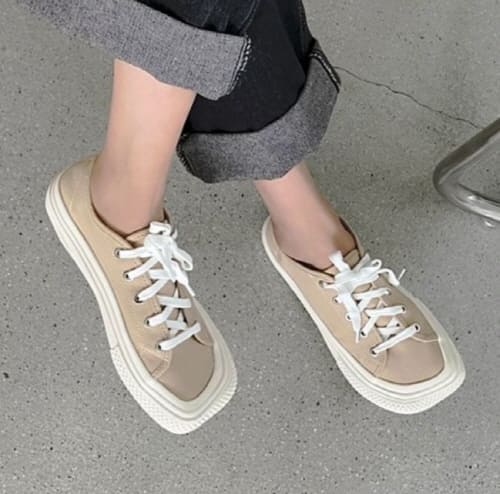 앞코사각스니커즈
