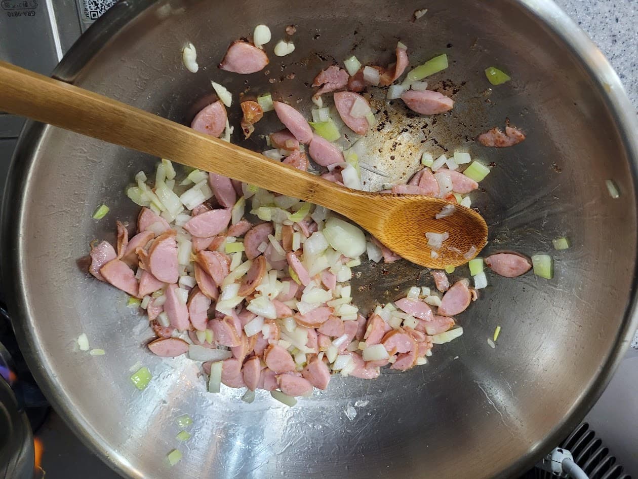 팬에서 햄과 함께 볶아지는 양파와 마늘