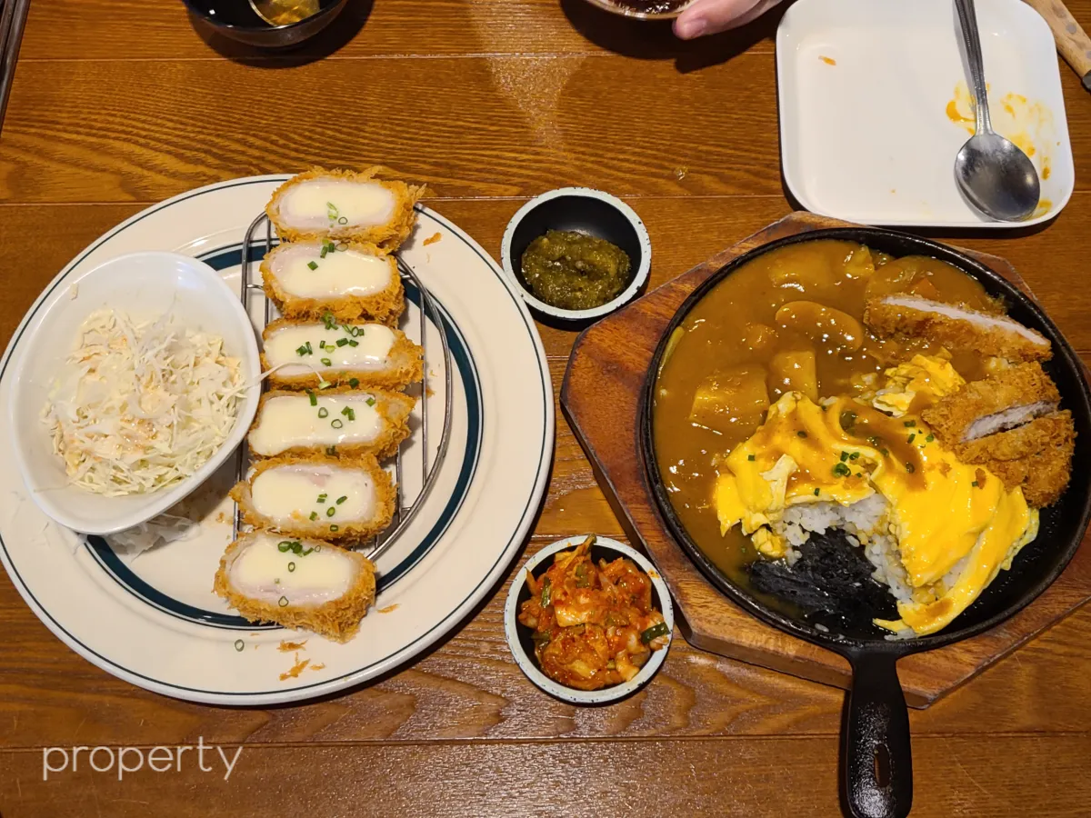 흰색천시에한줄로놓여진치즈돈가스6조각-양배추-할라피뇨-김치-검은색펜에돈가스카레라이스-계란오믈렛위에돈가스가올려진