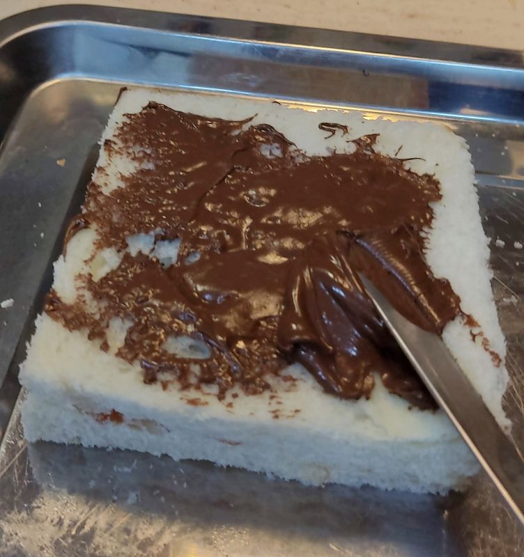 누텔라로 모든면을 발라줌