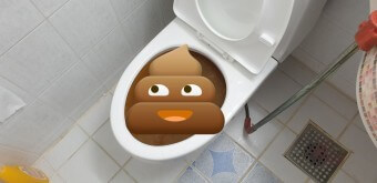 변기가-누런-물이-가득-차있으며-다행히-똥-그림으로-가려진-모습