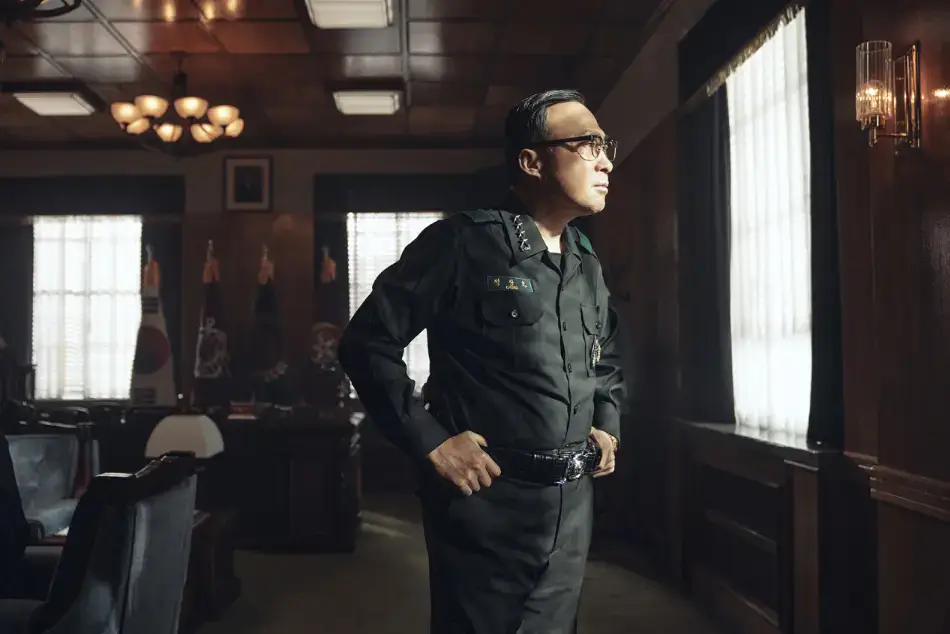 집무실에서 군복을 입고 창밖을 바라보며 생각에 잠긴 정상호