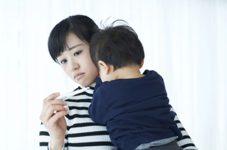 아이를 안고 있는 엄마