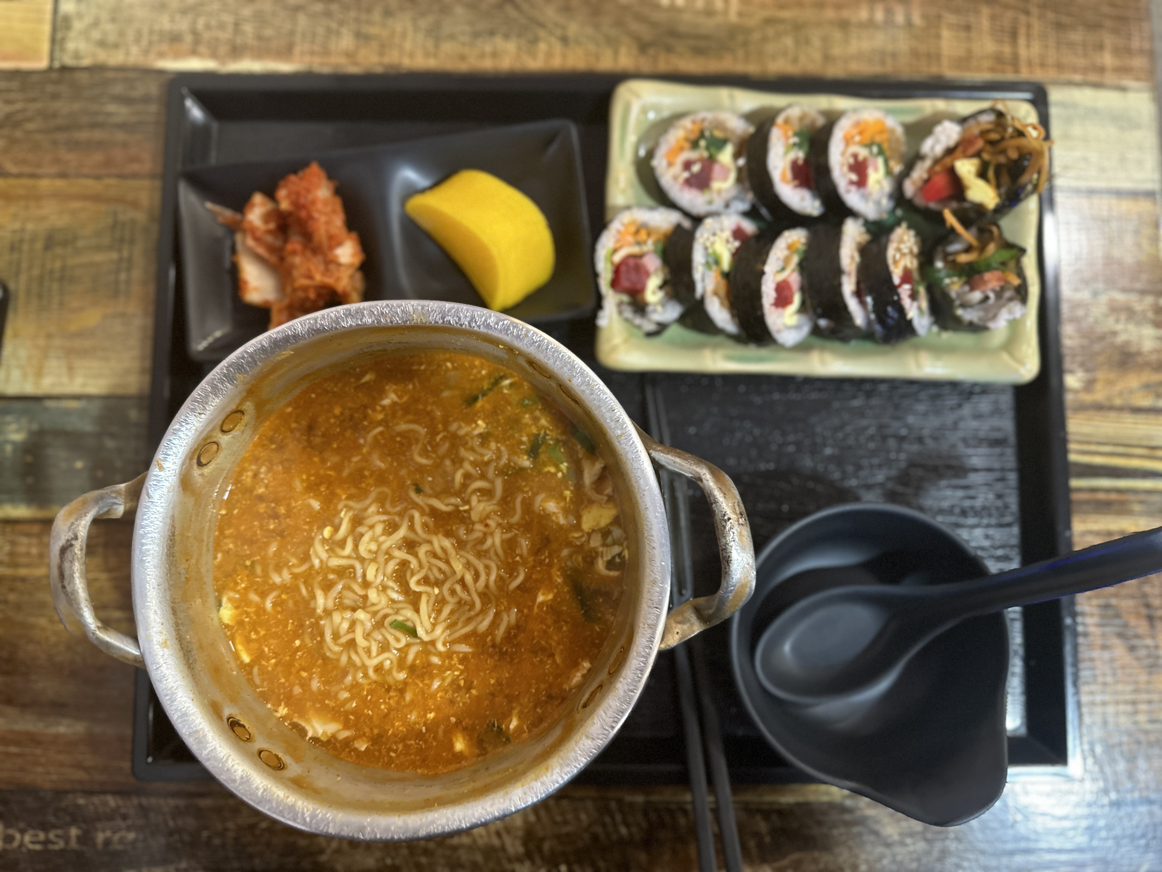 온천장 우동집 라면과 김밥 김치 단무지