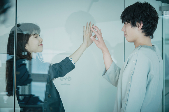 배우 수지와 박보검이 영화 '원더랜드'에서 호흡을 맞추고 있다. [사진=주)에이스메이커무비웍스]