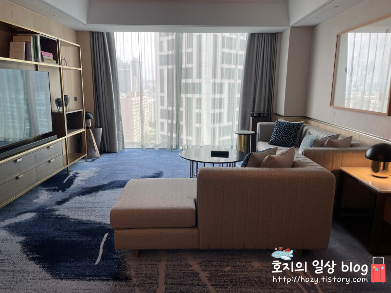 페어몬트 앰배서더 서울 시그니처 스위트룸 거실
