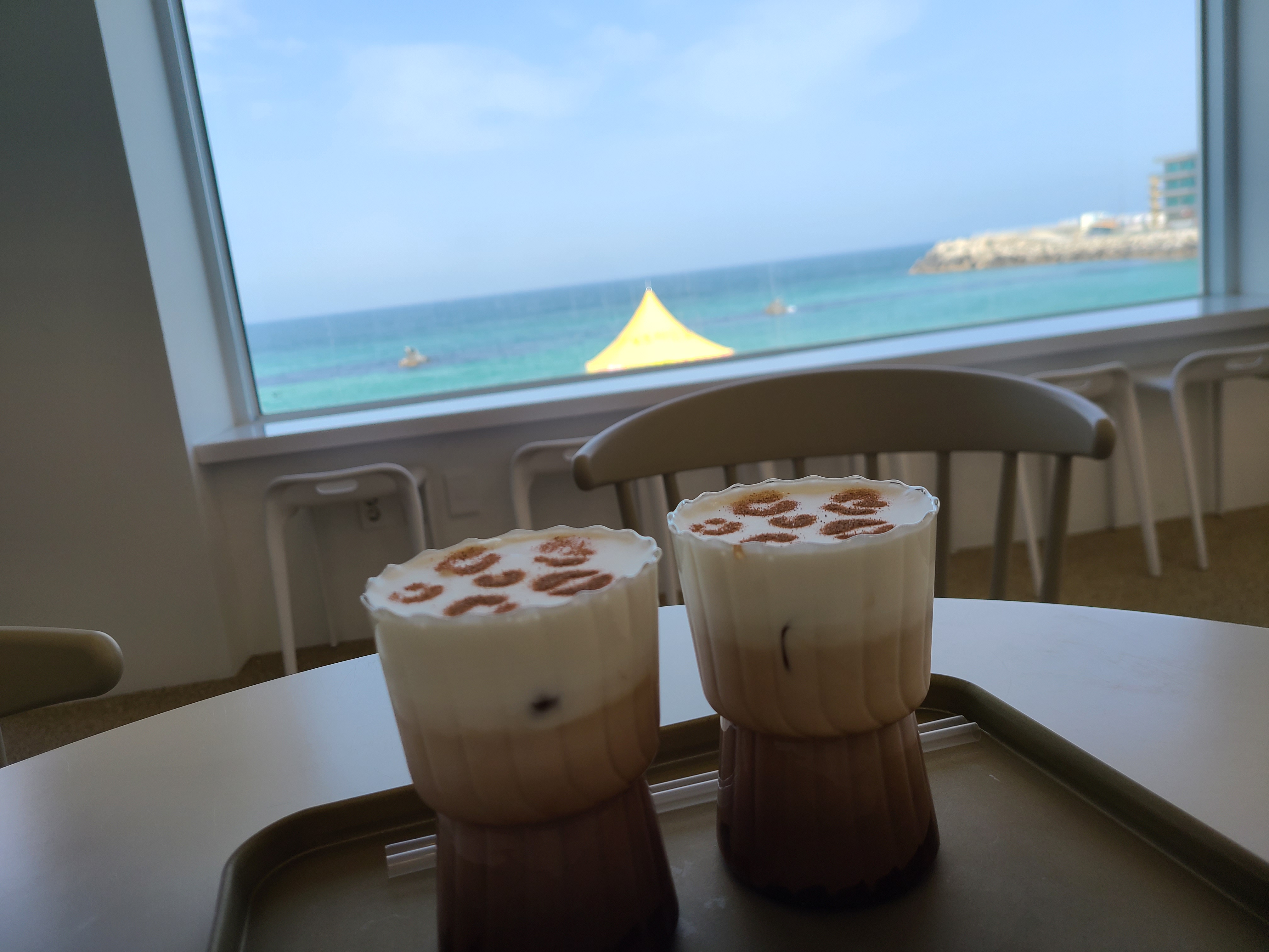 안목해변 카페 레오파드 호피카페라떼와 조망