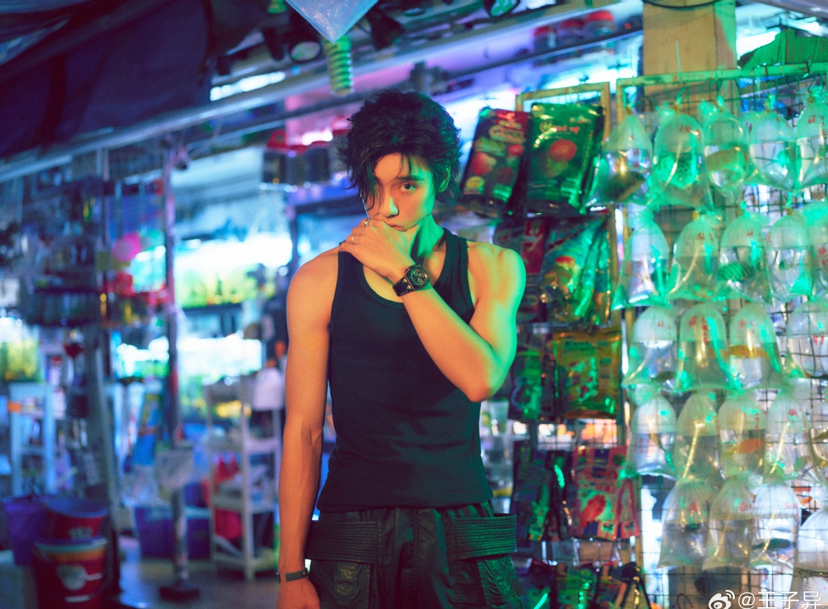 장자이-검은민소매입은 모습