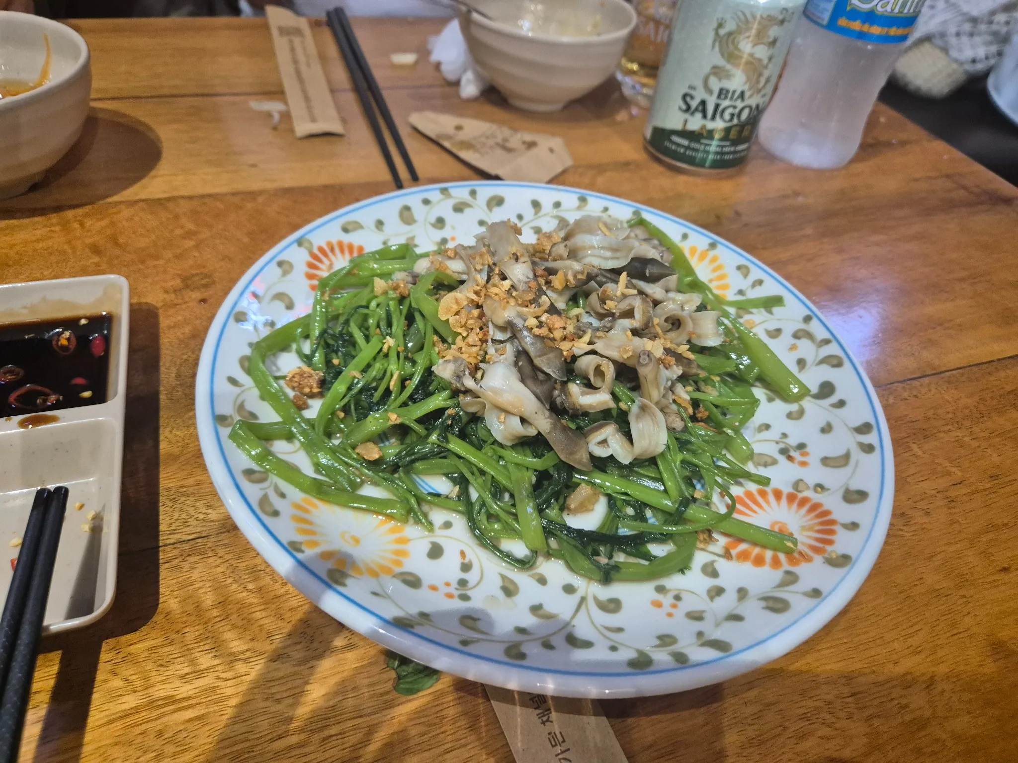 마늘과 조개를 곁들인 모닝글로리 볶음