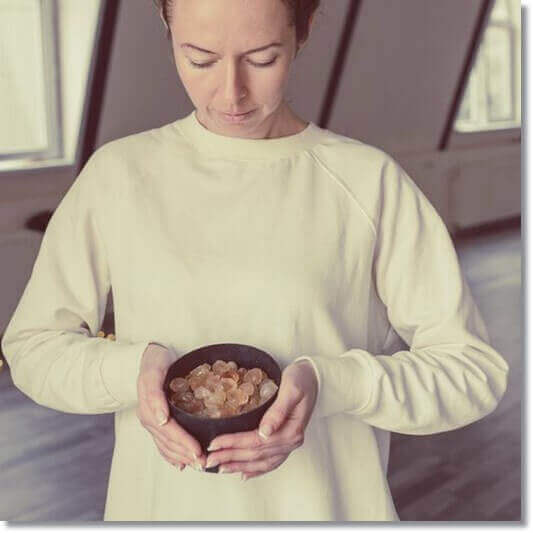 매스틱검 활성 성분, 그릇에 담긴 매스틱검 들고 있는 여성