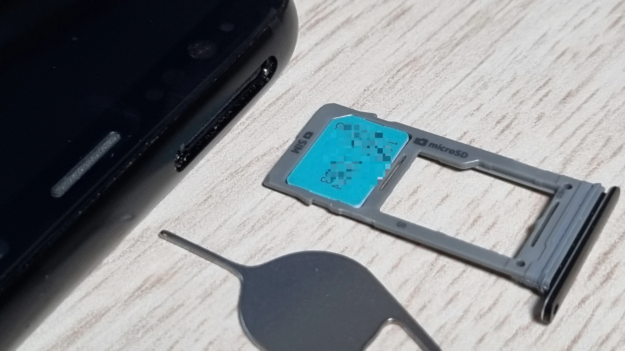 휴대폰 유심 빼놓은 모습