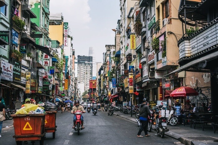 간판이많은-베트남-길거리-모습