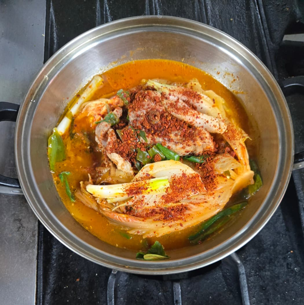 묵은지 돼지고기찜 조리중