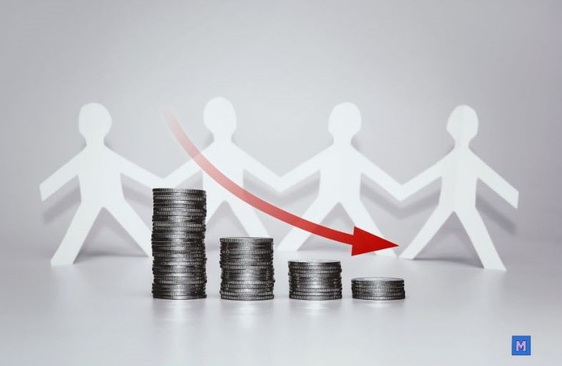 불황기 경제 하락을 나타내는 하향 화살표와 동전 스택, 손을 잡은 종이 인형들이 함께 경제 위기를 극복하는 모습 via Canva