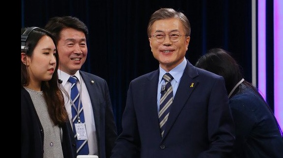 문대통령&#44; 퇴임 앞두고 손석희와 대담