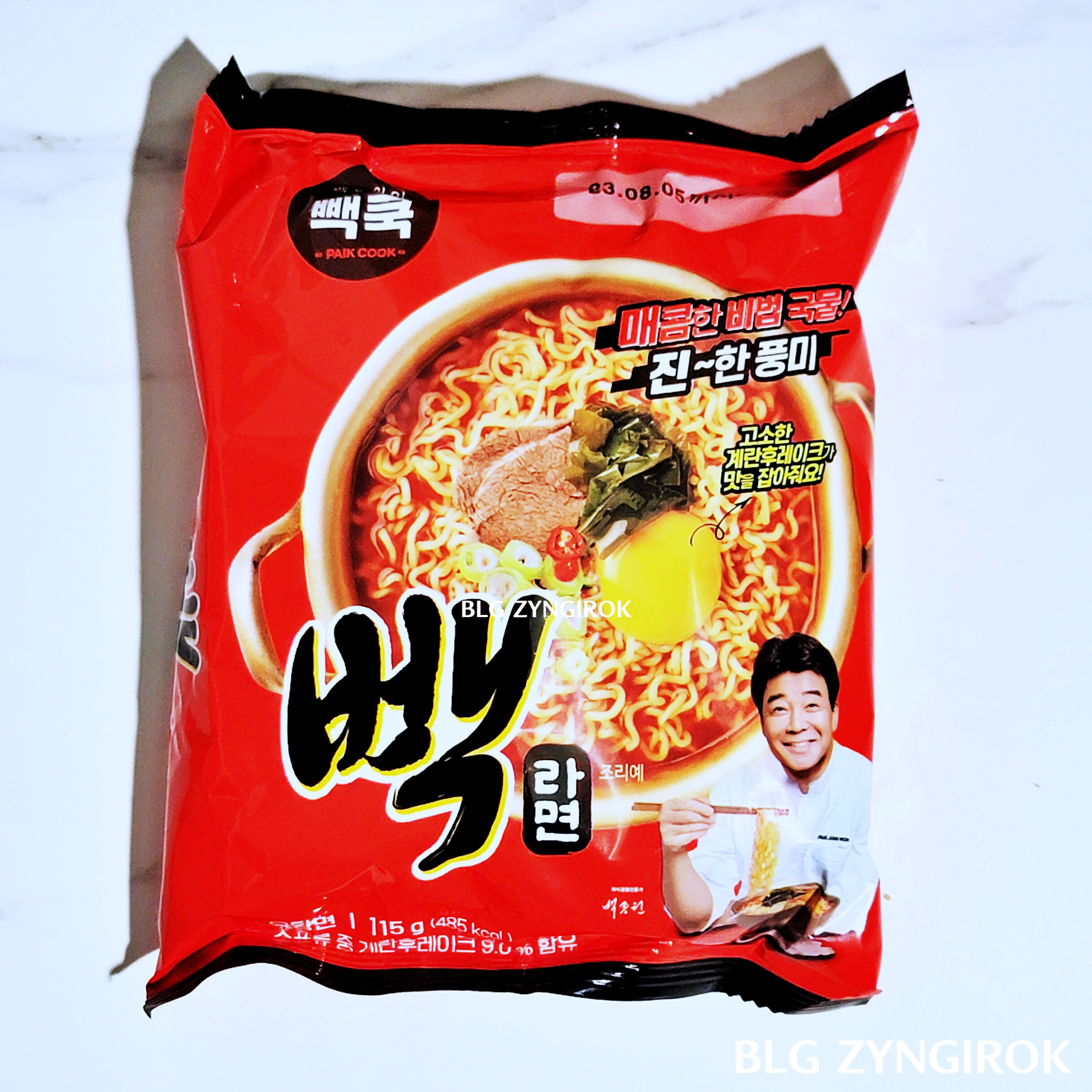 빽라면-한봉지가-테이블-위에-놓여있다.