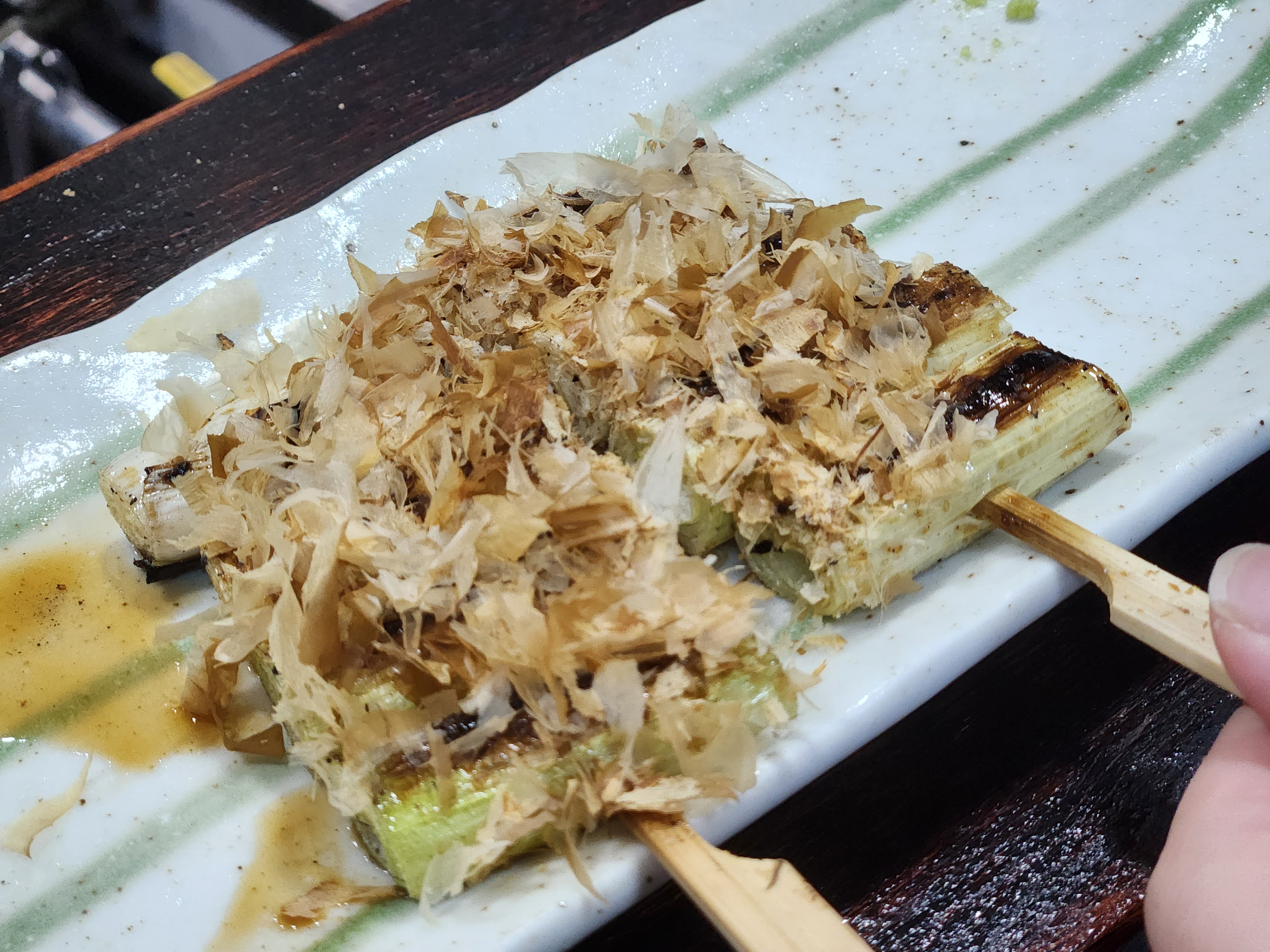 가쓰오부시가 듬뿍 올려져 향긋한 풍미가 살아나는 대파 꼬치